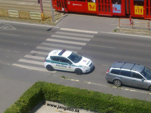 Aj takt sa da cakat na kolegu co si odskoci kupit mineralku...