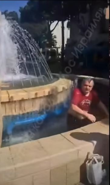 ...a skončil nariti v druhej fontáne